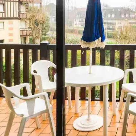 Tres Bel De Standing A 300 Metres De La Mer, Et A Proximite Du Casino De Deauville *