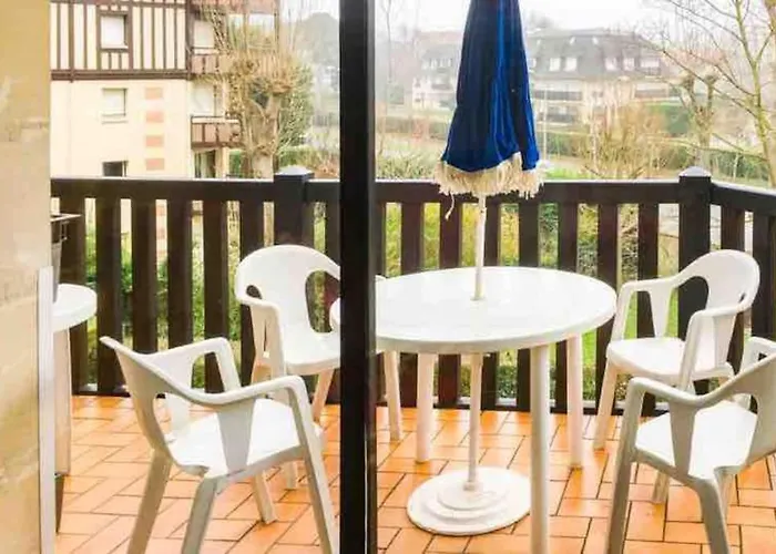 Tres Bel De Standing A 300 Metres De La Mer, Et A Proximite Du Casino De Deauville *